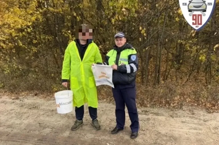 Тульским грибникам на дорогах вручили дождевики и светоотражающие сумки