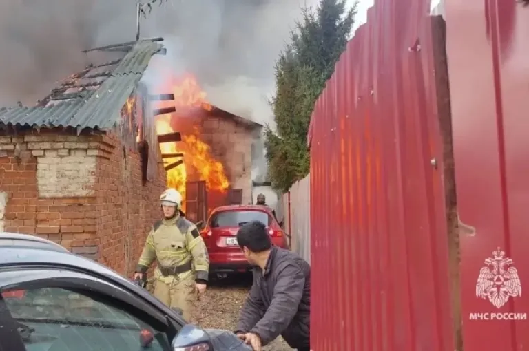 Пожар на улице Ушинского в Туле повредил два дома и пять машин